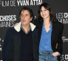 Yvan Attal et sa compagne Charlotte Gainsbourg - Avant-première du film "Les Choses Humaines" au cinéma UGC Normandie à Paris le 23 novembre 2021. © Coadic Guirec/Bestimage 