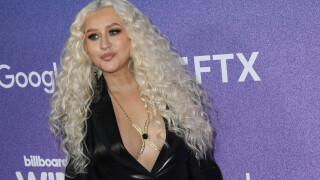 Christina Aguilera canon en costume décolleté devant Ciara, sexy et féline