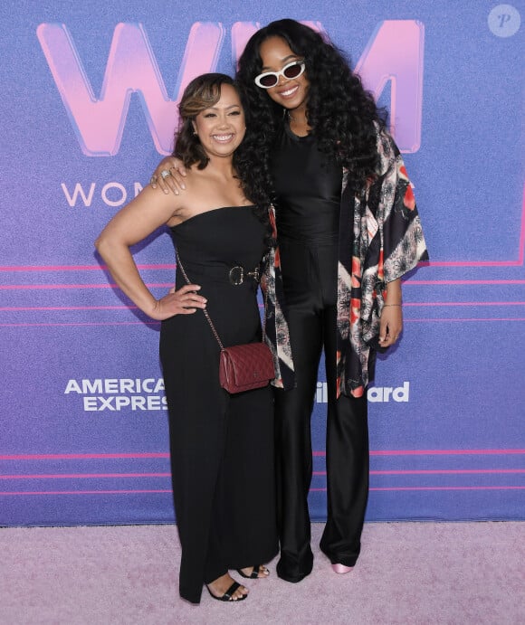 H.E.R. et sa mère Agnes Wilson assistent à la soirée Billboard Women in Music au YouTube Theater. Inglewood, Los Angeles, le 2 mars 2022.