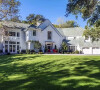 Reese Witherspoon met en vente sa maison dans le quartier de Brentwood, à Los Angeles, pour 25 millions de dollars. Acquise en 2020 pour 16 millions de dollars, elle y a entrepris d'importants travaux de rénovation.