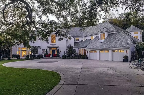 Reese Witherspoon met en vente sa maison dans le quartier de Brentwood, à Los Angeles, pour 25 millions de dollars. Acquise en 2020 pour 16 millions de dollars, elle y a entrepris d'importants travaux de rénovation.