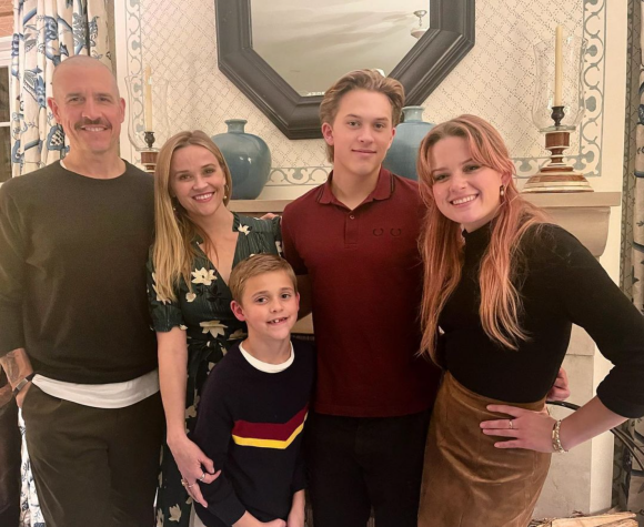 Reese Witherspoon, son mari Jim Toth et ses enfants Ava, Deacon et Tennessee. Novembre 2021.