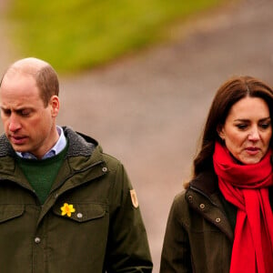 Le prince William, duc de Cambridge, et Catherine (Kate) Middleton, duchesse de Cambridge, lors d'une visite d'une ferme caprine à Pant Farm au Pays de Galles, Royaume Uni, le 1 mars 2022.