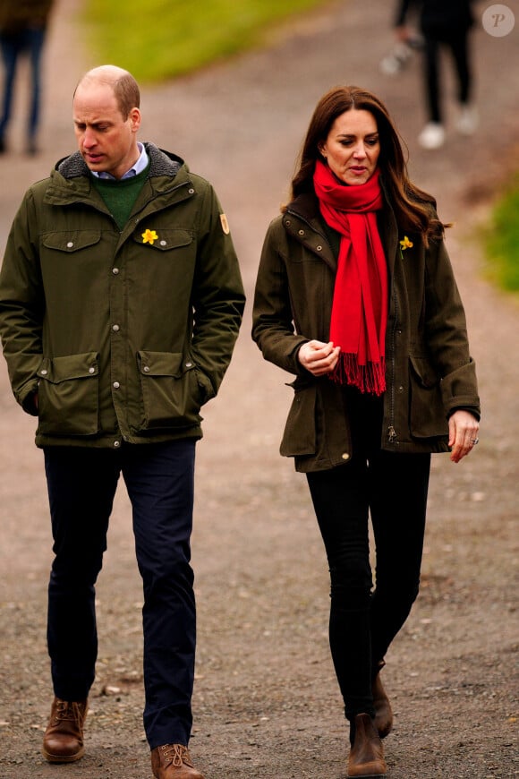 Le prince William, duc de Cambridge, et Catherine (Kate) Middleton, duchesse de Cambridge, lors d'une visite d'une ferme caprine à Pant Farm au Pays de Galles, Royaume Uni, le 1 mars 2022.