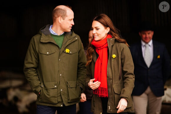 Le prince William, duc de Cambridge, et Catherine (Kate) Middleton, duchesse de Cambridge, lors d'une visite d'une ferme caprine à Pant Farm au Pays de Galles, Royaume Uni, le 1 mars 2022. Cette ferme fournit du lait à un producteur de fromage local depuis près de 20 ans.  The Duke and Duchess of Cambridge at Pant Farm near Abergavenny, a goat farm that has been providing milk to a local cheese producer for nearly 20 years, during a visit Abergavenny and Blaenavon in Wales. Picture date: Tuesday March 1, 2022. 