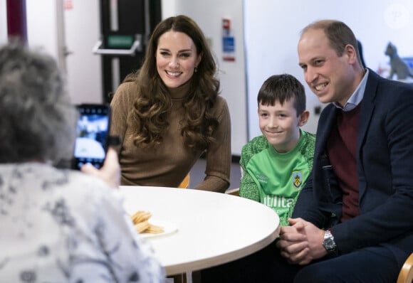 Le prince William, duc de Cambridge, et Catherine (Kate) Middleton, duchesse de Cambridge, rencontrent des bénévoles de l'Eglise "Church on The Street" à Burnley, le 20 janvier 2022.  The Duke and Duchess of Cambridge during a visit to the Church on the Street in Burnley, Lancashire, where they are meeting with volunteers and staff to hear about their motivations for working with Church on the Street as well as a number of service users to hear about their experiences first-hand. January 20th, 2022. 