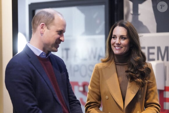 Le prince William, duc de Cambridge, et Catherine (Kate) Middleton, duchesse de Cambridge, lors d'une visite à l'hôpital communautaire de Clitheroe, dans le Lancashire, pour en savoir plus sur les défis auxquels sont confrontés les prestataires de soins de santé ruraux face à la pandémie de coronavirus et pour comprendre comment NHS Charities Together soutient la santé mentale de la main-d'œuvre de première ligne. Clitheroe, le 20 janvier 2022.  The Duke and Duchess of Cambridge during a visit to the Church on the Street in Burnley, Lancashire. Picture date: Thursday January 20, 2022. 