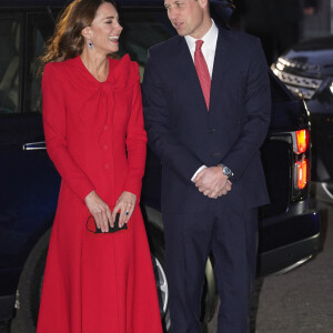 Le prince William, duc de Cambridge, et Catherine (Kate) Middleton, duchesse de Cambridge, assistent au service de chant communautaire Together At Christmas à l'abbaye de Westminster, à Londrtes, Royaume Uni, le 8 décembre 2021.  Prince William, The Duke of Cambridge, Catherine, The Duchess of Cambridge, accompanied by other Members of the Royal Family, attend the Together At Christmas community carol service at Westminster Abbey 8th December, 2021. 