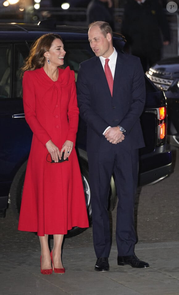 Le prince William, duc de Cambridge, et Catherine (Kate) Middleton, duchesse de Cambridge, assistent au service de chant communautaire Together At Christmas à l'abbaye de Westminster, à Londrtes, Royaume Uni, le 8 décembre 2021.  Prince William, The Duke of Cambridge, Catherine, The Duchess of Cambridge, accompanied by other Members of the Royal Family, attend the Together At Christmas community carol service at Westminster Abbey 8th December, 2021. 