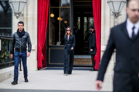 Victoria Beckham quitte l'hôtel La Réserve à Paris, le 4 mars 2022. © Da Silva-Perusseau/Bestimage