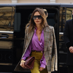 Victoria Beckham arrive à l'hôtel La Réserve à Paris, le 3 mars 2022.