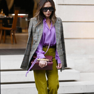 Victoria Beckham quitte une boutique de l'Avenue Montaigne à Paris, le 3 mars 2022.