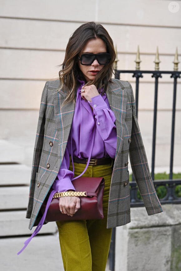 Victoria Beckham quitte une boutique de l'Avenue Montaigne à Paris, le 3 mars 2022.