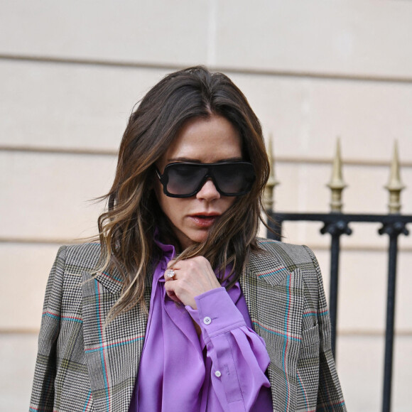 Victoria Beckham quitte une boutique de l'Avenue Montaigne à Paris, le 3 mars 2022.