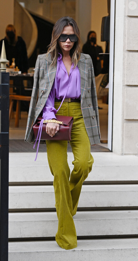 Victoria Beckham quitte une boutique de l'Avenue Montaigne à Paris, le 3 mars 2022.