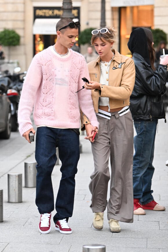 Romeo Beckham et sa petite amie Mia Regan se rendent à la boutique Louis Vuitton Maison Vendôme à Paris. Le 2 mars 2022.