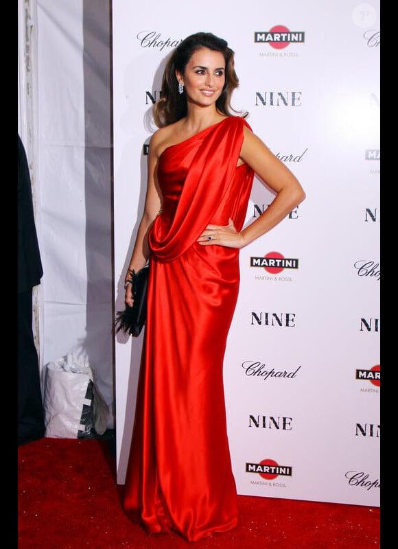 En robe rouge version déesse, Penélope Cruz est divine... Première de Nine à New York