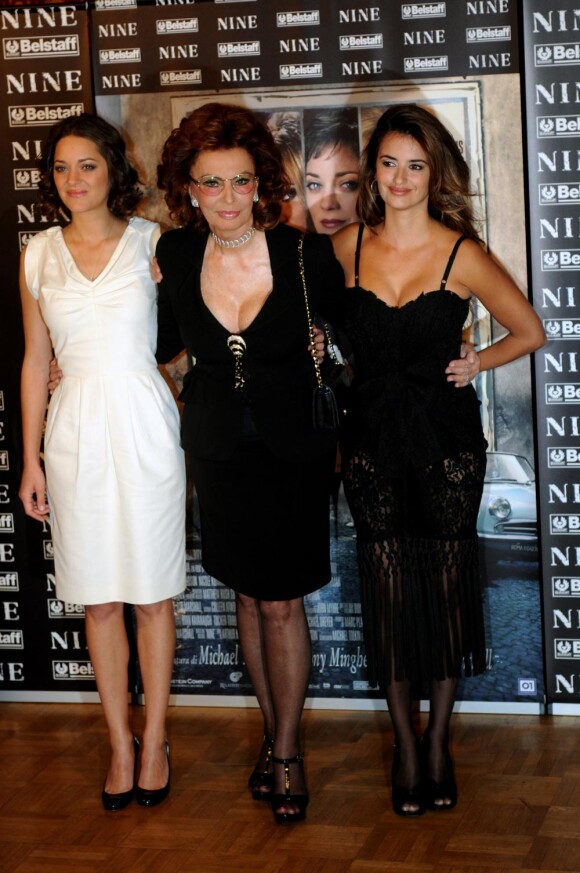 Penélope Cruz entourée de Marion Cotillard et de Sophia Loren pour la première de Nine