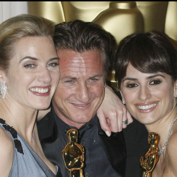 Penélope Cruz, Sean Penn et Kate Winslet récompensés lors de la cérémonie des Oscars en 2009. 