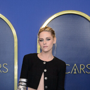 Kristen Stewart au photocall du dîner des nominés de la 94ème édition des Oscar à Los Angeles, le 7 mars 2022.