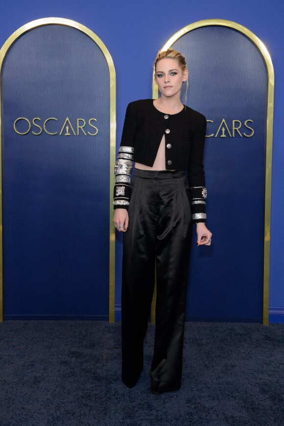 Kristen Stewart au photocall du dîner des nominés de la 94ème édition des Oscar à Los Angeles, le 7 mars 2022.