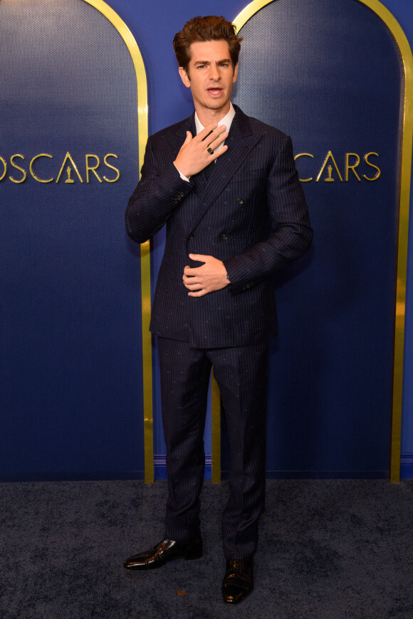 Andrew Garfield au photocall du dîner des nominés de la 94ème édition des Oscar à Los Angeles, le 7 mars 2022.