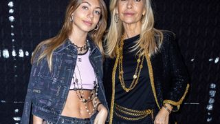 Stella Belmondo : Crop top et maxi colliers, la fille de Bébel fait forte impression au défilé Chanel