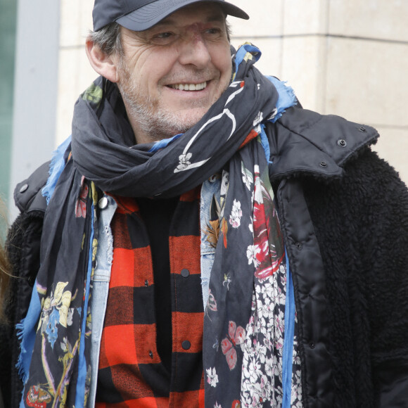 Exclusif - Jean-Luc Reichmann à sa sortie d'un enregistrement radio dans les studios RTL à Paris, France, le 10 février 2022.