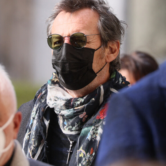 Jean-Luc Reichmann - Arrivées aux obsèques de Yves Rénier en l'église Saint-Pierre de Neuilly-sur-Seine. Le 30 avril 2021