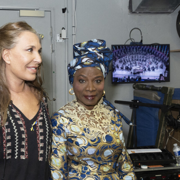 Exclusif - Zazie, Angélique Kidjo - Backstage de l'émission spéciale "Unis pour l'Ukraine" à la Maison de la Radio et de la Musique. Paris, le 8 mars 2022. © Cyril Moreau / Jack Tribeca / Bestimage