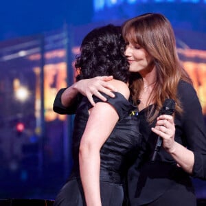 Carla Bruni-Sarkozy et Khatia Buniatishviu - Emission spéciale "Unis pour l'Ukraine" à la Maison de la Radio et de la Musique. Paris, le 8 mars 2022. © Cyril Moreau / Jack Tribeca / Bestimage