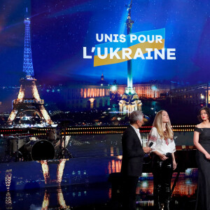 Nagui, Inna Chevtchenko, Carla Bruni-Sarkozy, Khatia Buniatishviu et Leïla Kaddour - Emission spéciale "Unis pour l'Ukraine" à la Maison de la Radio et de la Musique. Paris, le 8 mars 2022. © Cyril Moreau / Jack Tribeca / Bestimage