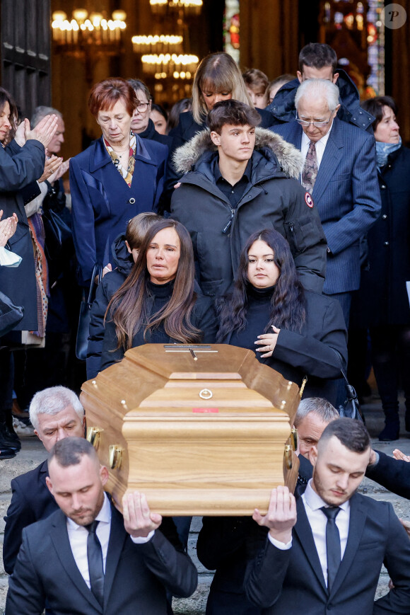 Nathalie Marquay et ses enfants Lou et Tom - La famille de Jean-Pierre Pernaut à la sortie de des obsèques en la Basilique Sainte-Clotilde à Paris le 9 mars 2022. © Cyril Moreau/Bestimage