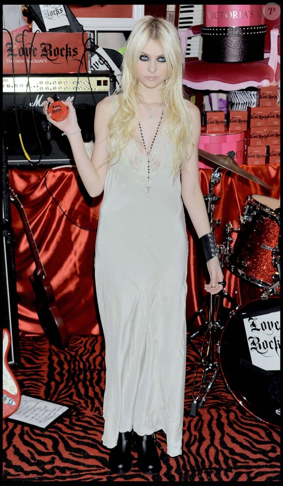 Taylor Momsen lance son premier parfum, à New York, le 14 janvier 2010 !