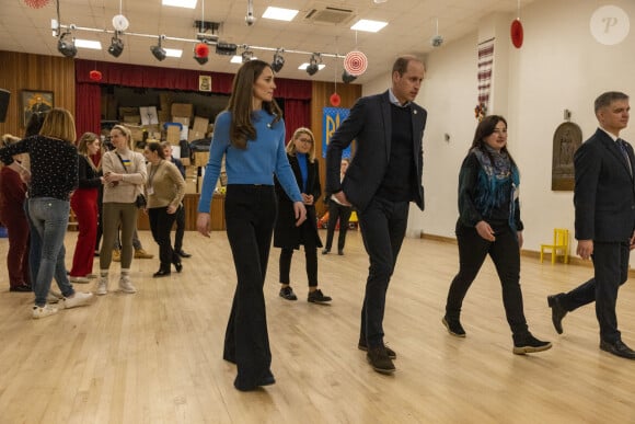 Le prince William, duc de Cambridge et Catherine Kate Middleton, duchesse de Cambridge visitent le centre culturel ukrainien de Londres pour constater les efforts fournis pour aider les ukrainiens victimes de la guerre le 9 mars 2022.