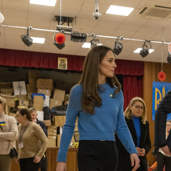 Le prince William, duc de Cambridge et Catherine Kate Middleton, duchesse de Cambridge visitent le centre culturel ukrainien de Londres pour constater les efforts fournis pour aider les ukrainiens victimes de la guerre le 9 mars 2022.