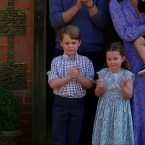 Le prince William, duc de Cambridge, Catherine Kate Middleton, duchesse de Cambridge, et leurs enfants , le prince George, la princesse Charlotte et le prince Louis applaudissent les travailleurs indispensables pendant l'épidémie de coronavirus (COVID-19) le 23 avril 2020.