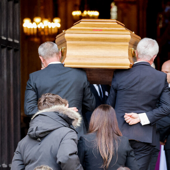 Nathalie Marquay et son fils Tom - Obsèques de Jean-Pierre Pernaut en la Basilique Sainte-Clotilde à Paris le 9 mars 2022. © Cyril Moreau / Bestimage