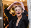 Sharon Stone fait un passage à la boutique Dolce & Gabbana pendant la fashion week de Milan le 26 février 2022.