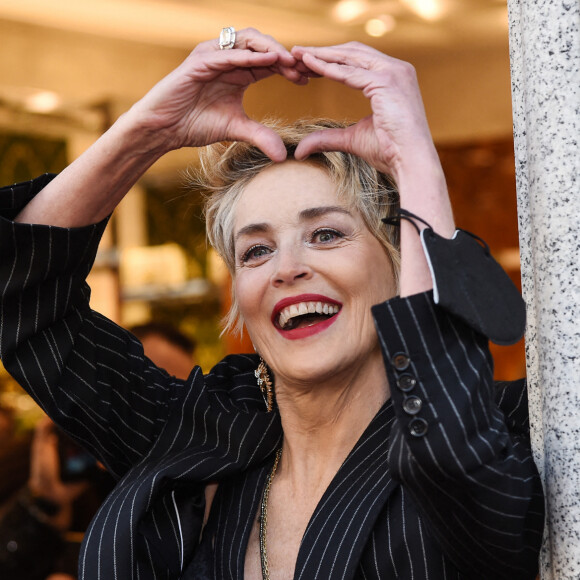 Sharon Stone fait un passage à la boutique Dolce & Gabbana pendant la fashion week de Milan le 26 février 2022.