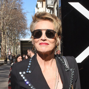 Sharon Stone arrive au défilé Dolce & Gabbana pendant la Fashion Week à Milan, le 26 février 2022.
