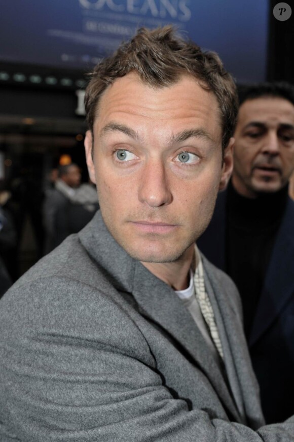 Le séduisant Jude Law, lors de son arrivée dans la capitale française à l'occasion de la promotion de Sherlock Holmes, à Paris, le 15 janvier 2010.