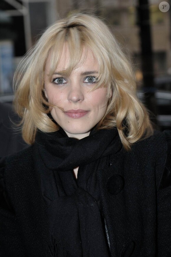 La ravissante Rachel McAdams, lors de son arrivée dans la capitale française à l'occasion de la promotion de Sherlock Holmes, à Paris, le 15 janvier 2010.