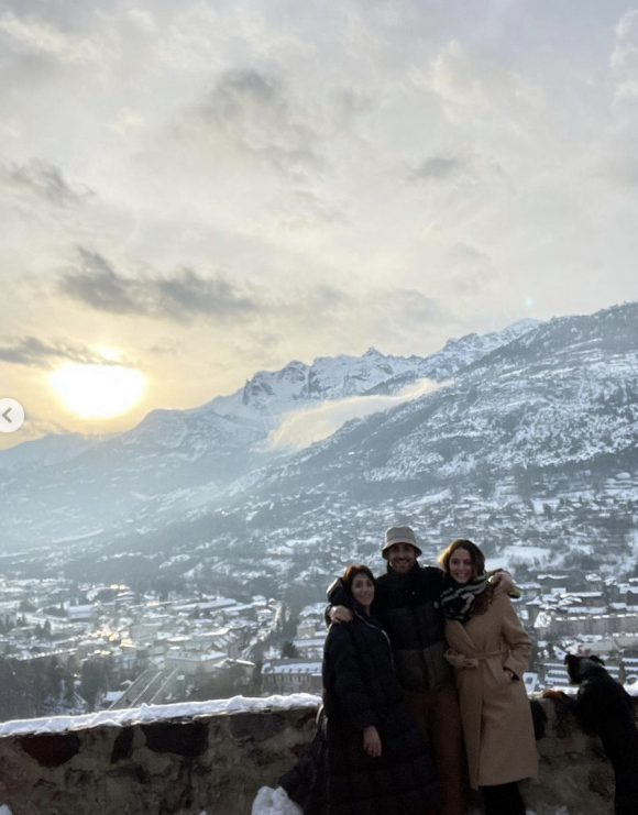 Camille Combal en vacances à la montagne avec sa femme Marie et sa mère - Instagram