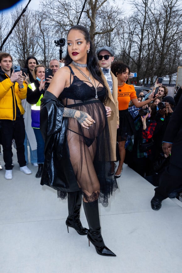 Rihanna (enceinte) à la sortie du défilé de mode automne-hiver "Christian Dior" lors de la fashion week de Paris. © Olivier Borde / Bestimage 