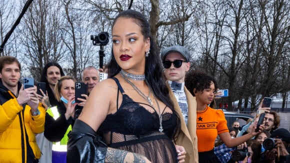 Rihanna enceinte : décolleté osé, paillettes et large ventre nu... Nouveau look de grossesse bluffant !