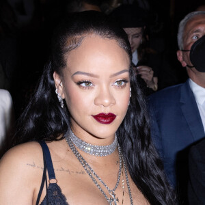 Semi-Exclusif - Rihanna (enceinte) - People au défilé de mode automne-hiver 2022/2023 "Christian Dior" lors de la fashion week de Paris. Le 1er mars 2022 © Olivier Borde / Bestimage 