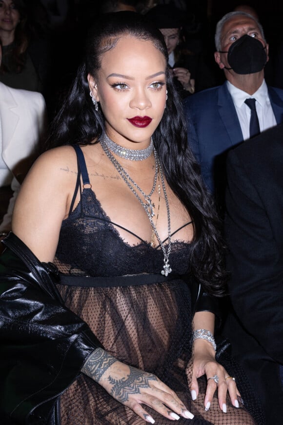 Semi-Exclusif - Rihanna (enceinte) - People au défilé de mode automne-hiver 2022/2023 "Christian Dior" lors de la fashion week de Paris. Le 1er mars 2022 © Olivier Borde / Bestimage 
