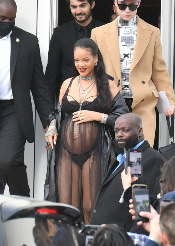 Rihanna (enceinte) - Sorties du défilé Dior Femme Automne/Hiver 2022/2023 lors de la Fashion Week de Paris, France, le 1er mars 2022. © Veeren-Clovis/Bestimage 