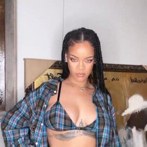 Rihanna montre ses fesses à travers son pyjama troué sur Instagram. Los Angeles, le 28 novembre 2021. 